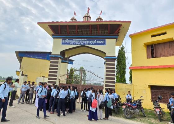 क्याम्पस प्रमुख साहको राजिनामा माँग्दै विद्यार्थीले लगाए ताला
