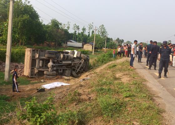 टिफरको ठक्करबाट मिर्चैयामा एक जेष्ठ नागरिकको मृत्यु, विरोधमा टायरबालेर प्रदर्शन गर्दै स्थानीय