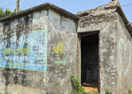 विद्यालयमा शौचालय नहुँदा झाडी र आलिको छेल पर्नुपर्ने बाध्यता