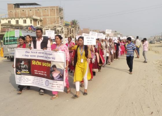 इनिशा हत्या र रौतहटमा दलितमाथि भएको कुटपीट घटनाका दोषिलाई कार्वाहीको माँग गर्दै गोलबजारमा प्रदर्शन इनिशा हत्या र रौतहटमा दलितमाथि भएको कुटपीट घटनाका दोषिलाई कार्वाहीको माँग गर्दै गोलबजारमा प्रदर्शन