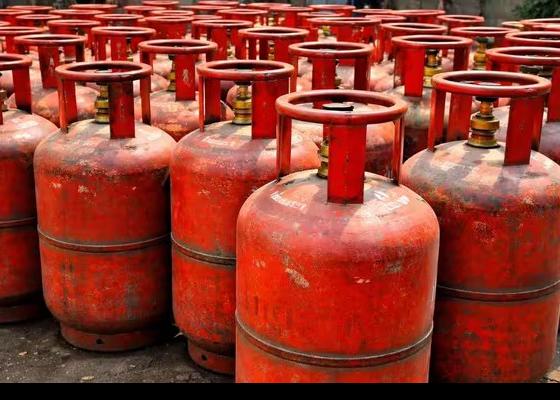 अबदेखि आधा सिलिन्डर मात्रै ग्यास वितरण गर्ने निगमको निर्णय  