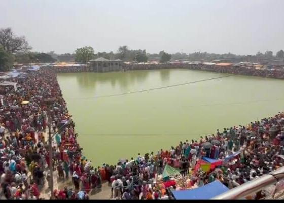 पतारी पोखरीमा सन्तानको आशामा डुबुल्की मार्दै