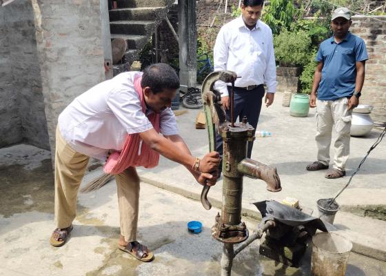 गोलबजार १२ मा खानेपानीको हाहाकारसम्वन्धि समाचारपछि मन्त्रालयको ध्यानाकर्षण, तत्काल समाधान गर्ने प्रतिबद्धता गोलबजार १२ मा खानेपानीको हाहाकारसम्वन्धि समाचारपछि मन्त्रालयको ध्यानाकर्षण, तत्काल समाधान गर्ने प्रतिबद्धता